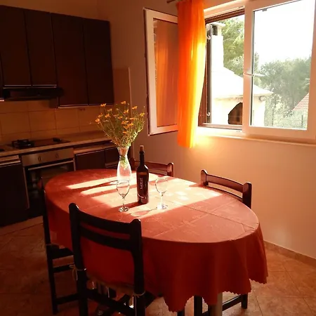 2 Bedroom With Terrace * Milna (Brac)